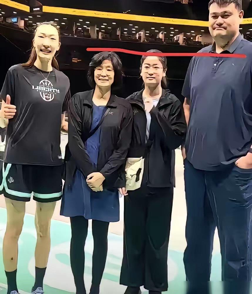 姚明竟然公开愁女儿嫁不出去，说2米多的身高，门当户对太难了。更让人没想到的是，他