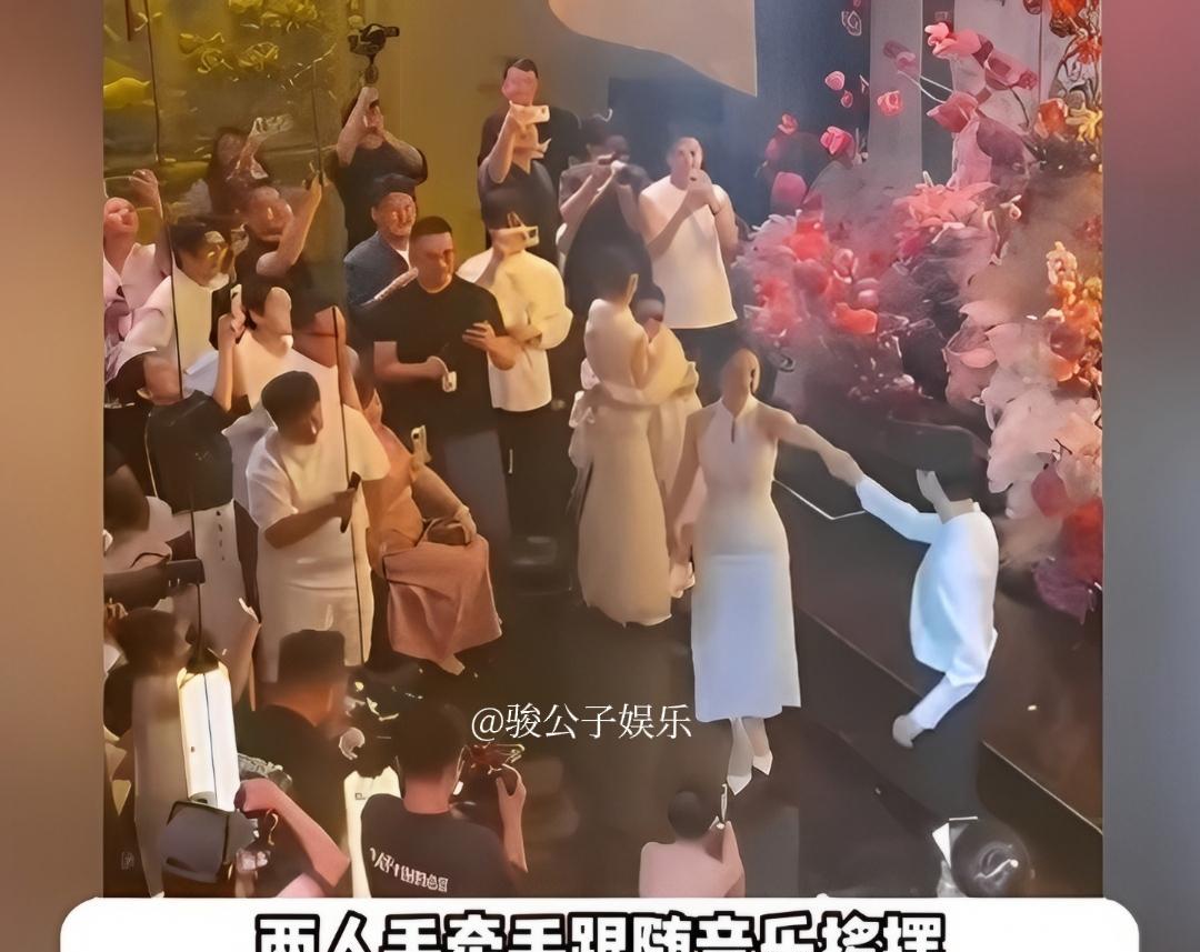 近日，有网友曝光了董璇与张维伊的婚礼现场视频。视频中，两人在亲友的见证下牵手跳舞