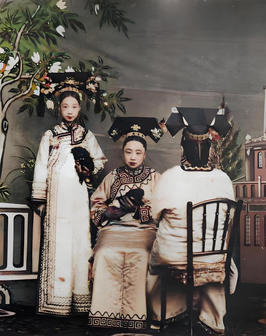 这是一张晚清旗人女性的合影老照片，画面中三位身着传统旗装的女性，以典型的家庭照相