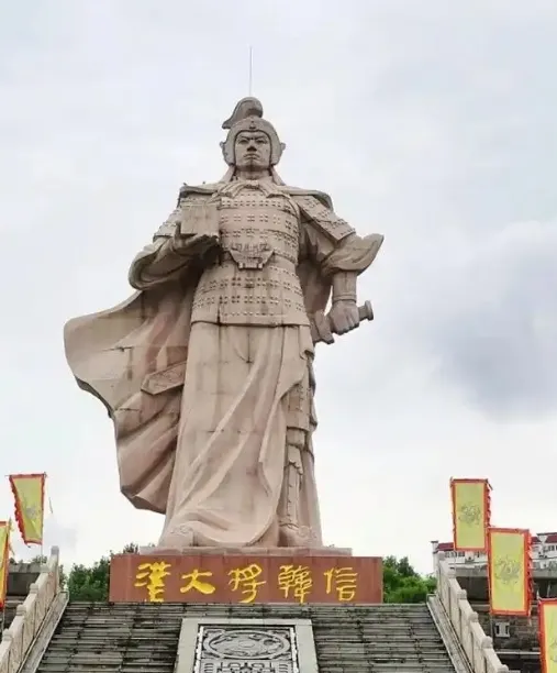 终于明白韩信为什么不反刘邦！出生决定了，他没办法像刘邦和项羽一样，他投靠三个主