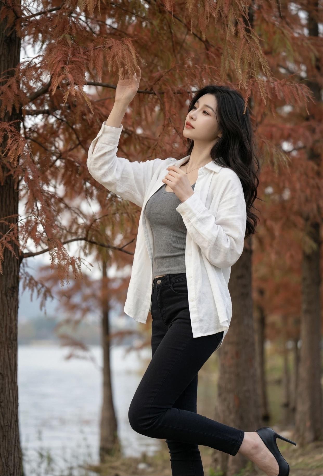 美到骨子里的女人，是什么样子的秋日暖阳下，优雅女子手执笔记本，漫步在落叶纷飞的小