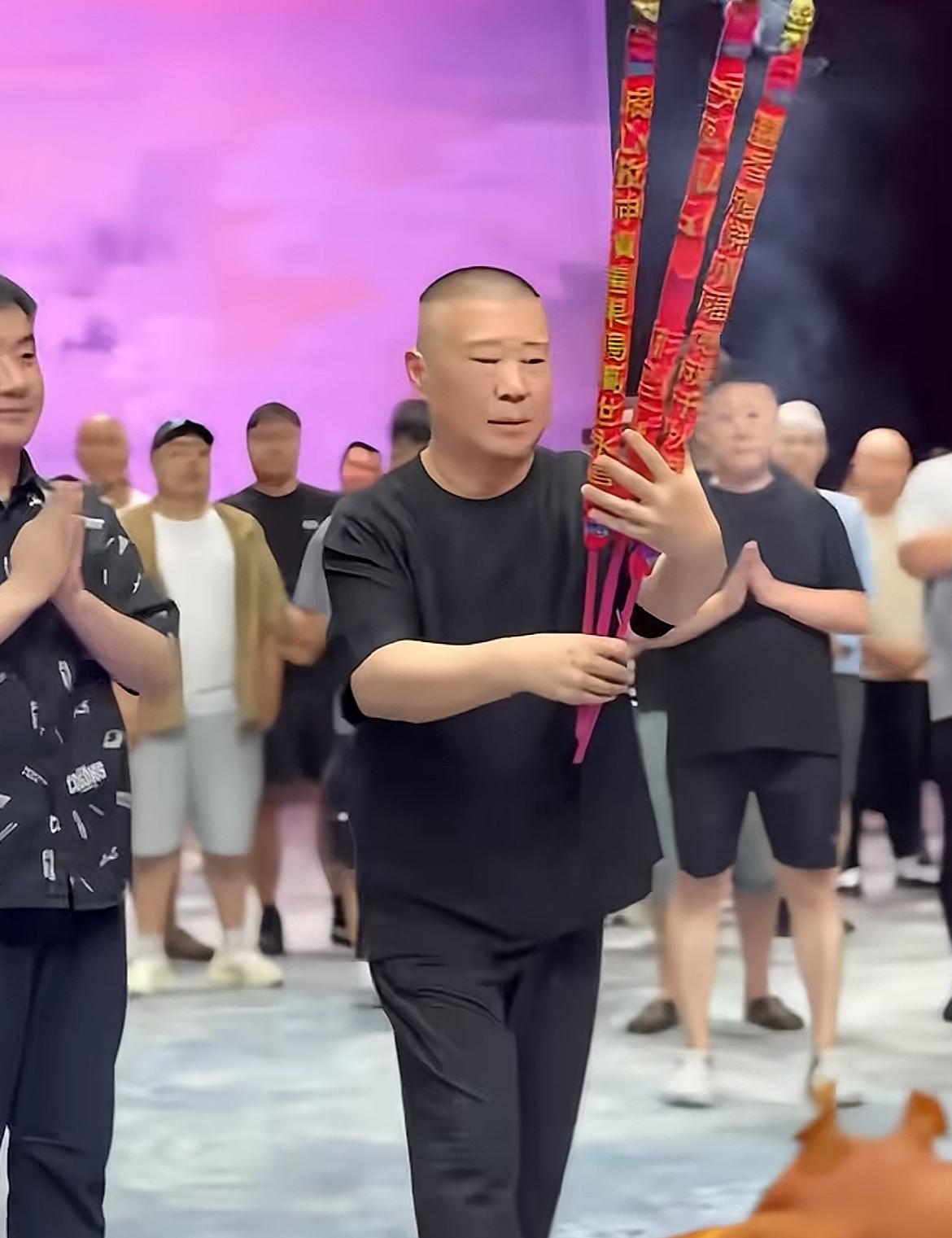 侯耀华干儿女举报郭德纲这一行为属实有些“令人不齿”，艺术上干不过，现在又拿迷信