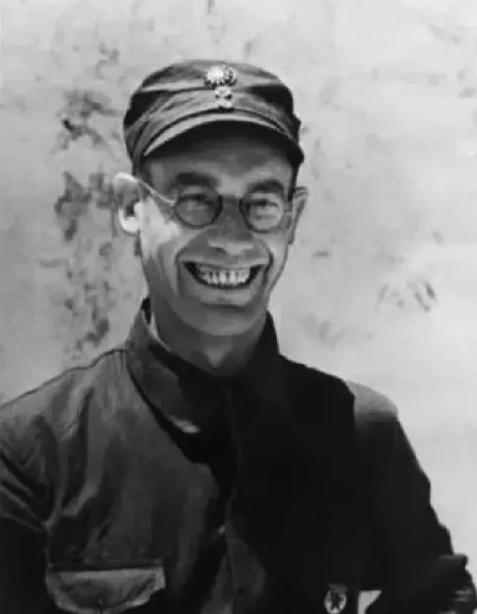 1933年，共产国际派来的军事顾问李德抵达中央苏区，手握红军指挥大权。可比起他在
