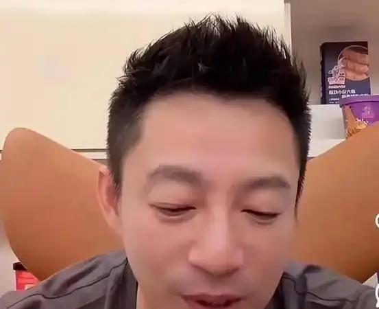 汪小菲现在心里怕是有点堵。不是因为麻六记销量下滑，也不是直播翻车，而是7岁