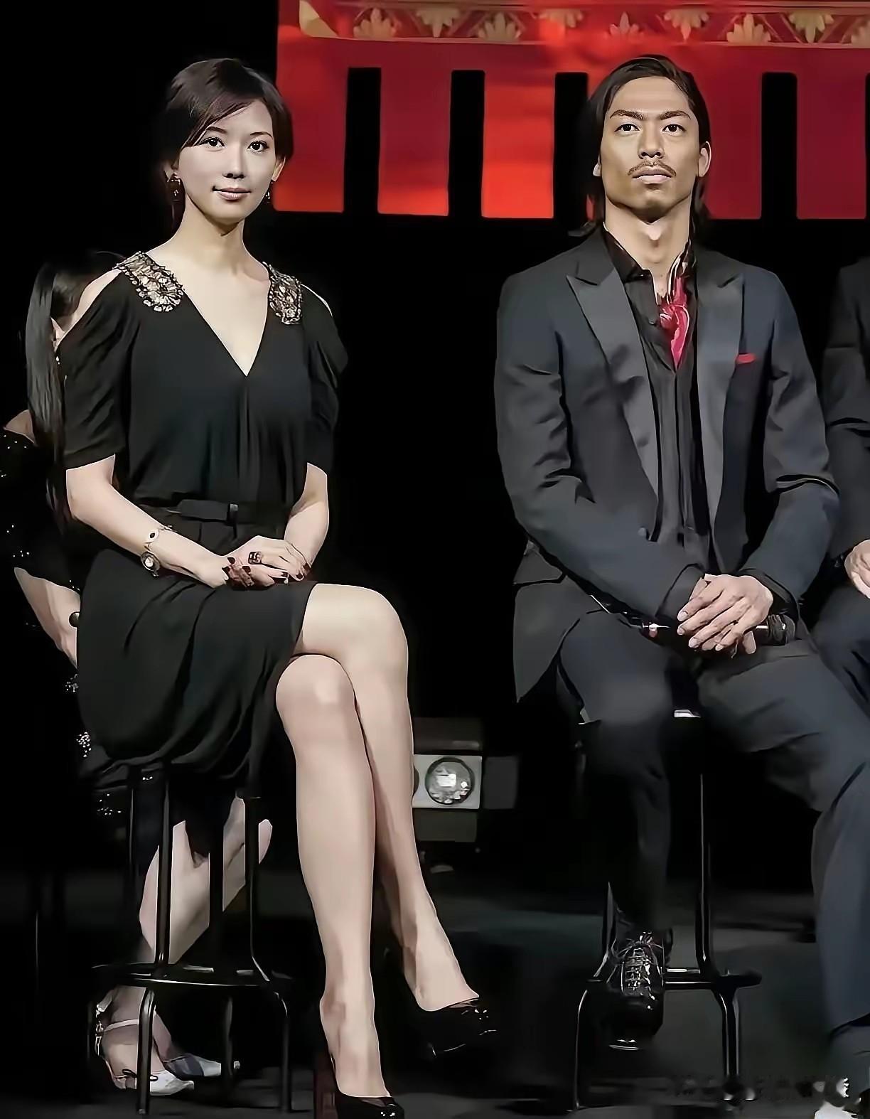 大家看这张合影，大美女林志玲身旁的就是她的丈夫黑泽良平。他是日本艺人，两个人2
