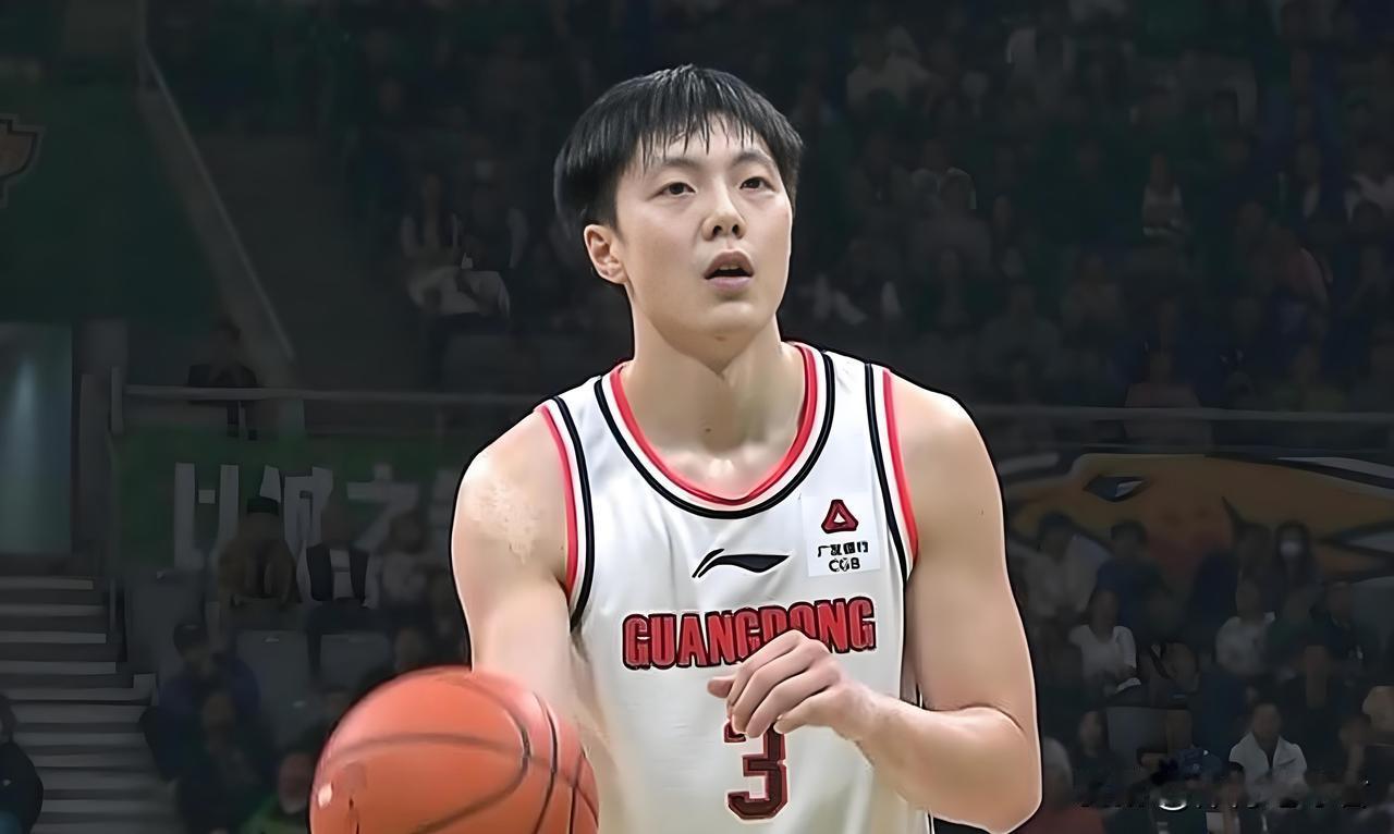 胡明轩或丢掉队长位置！对阵广州男篮的比赛，胡明轩全场5投0中0分！这位顶薪先生