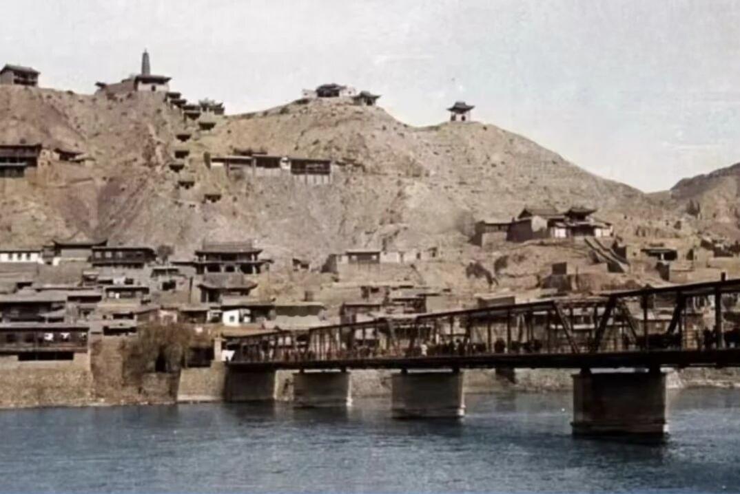 兰州黄河铁桥，这座桥1907年开建，1909年竣工通车，当时被誉为“天下黄河第一