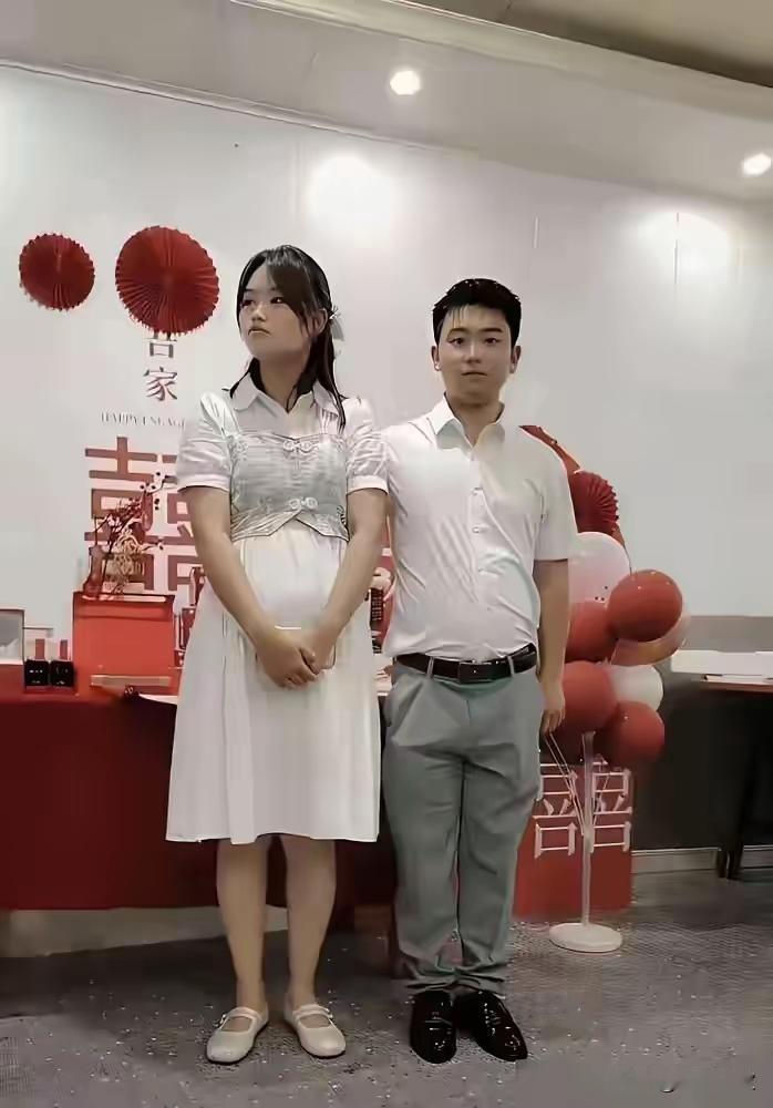 网上那对新娘不正眼看新郎的新人，真让人觉得这婚结得有些尴尬。强扭的瓜不甜，婚姻要