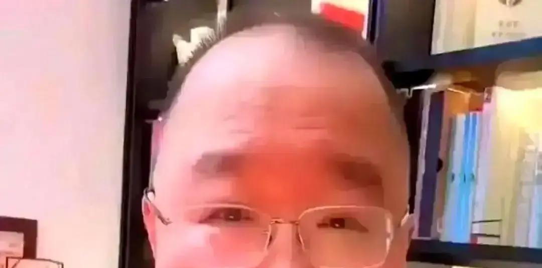 英达给儿子巴图刷8万，被平台一键退回。这事儿太讽刺了。巴图和他老婆王博谷，当