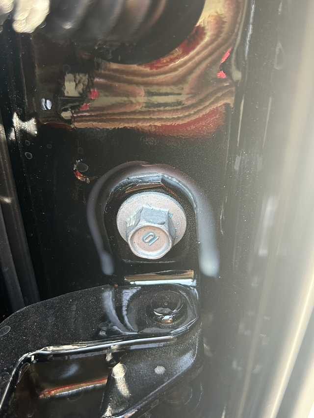 25款豪华车门螺丝很花今天发现车门螺丝比较花，四个门都是一样，各位车友这个是正