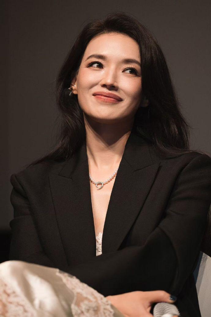 舒淇如今变成了一个柔情似水的女子，因为事业大获成功所以脸上总是洋溢着幸福的笑容，