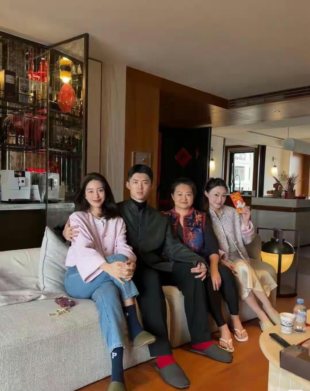 杨采钰二婚又嫁入了豪门，有些人就开始酸她。一开始🍋她没有和男友领证，一直在