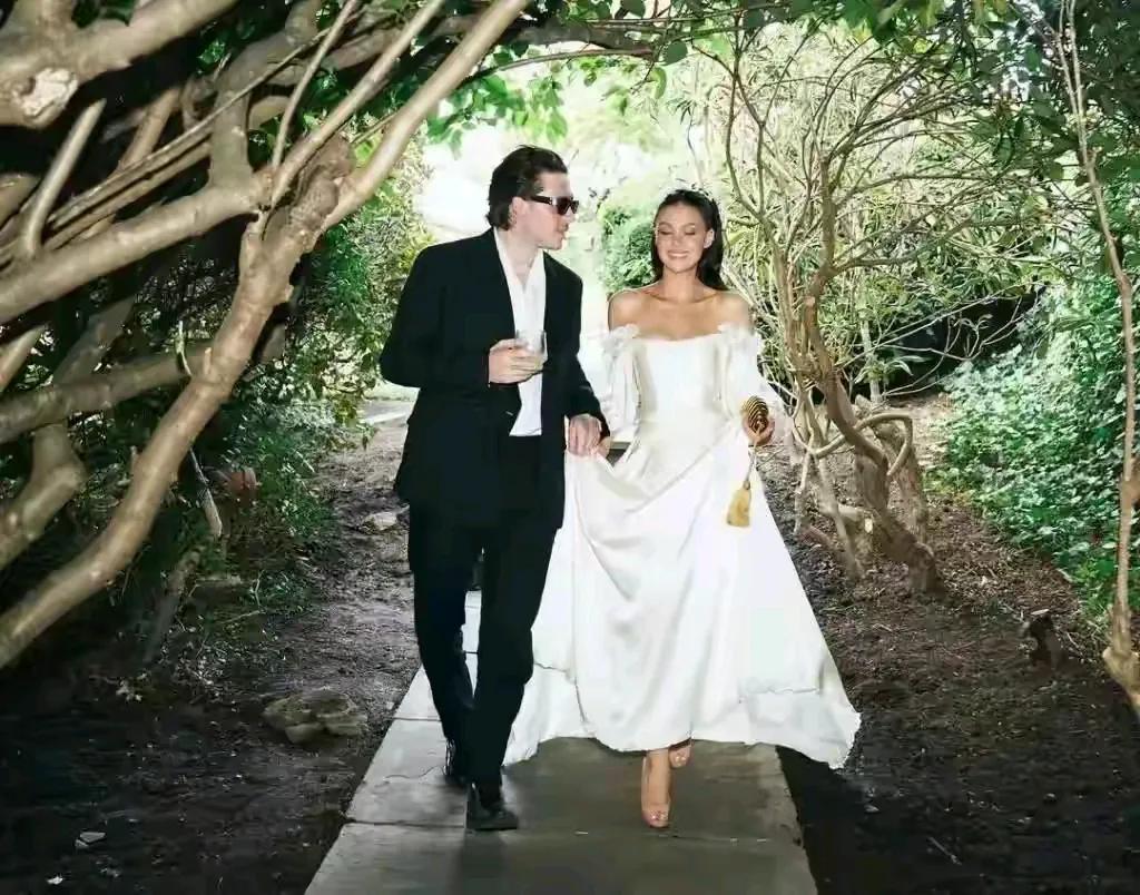 贝克汉姆大儿子眼光好，他娶的妻子美丽又高贵，看得出来他将她捧在手心里宠着。女人就