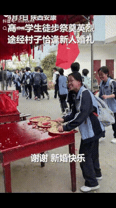 陕西安康，4月3日，一对新人办婚礼，刚把新娘接回来，门口还贴着对联，地上铺着鞭炮