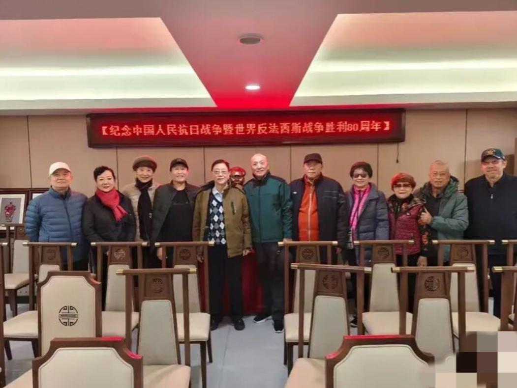 四野后代联谊会有一个不成文的规矩，那就是在每次聚会时，嘉宾们都会默契地按照父辈级