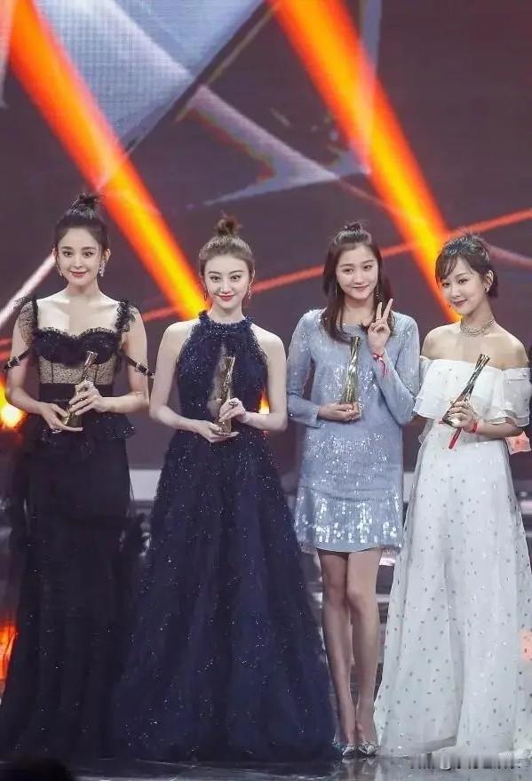 女明星合影一眼看到她，你更喜欢谁？杨紫，1992年，身高167Cm关晓彤，1