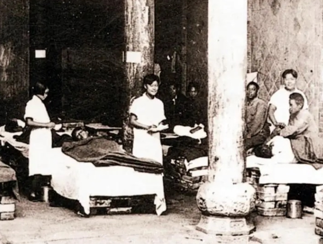 1941年，突击队长吴志勤在与日军激战中，不幸中弹腿受重伤，女护士陈冰把他带到寺