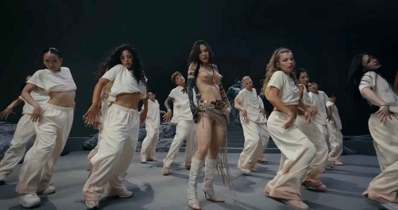 王霏霏子弹胸甲在王霏霏身上，子弹胸甲是铠甲也是艺术。硬朗金属与轻盈流苏碰撞出极