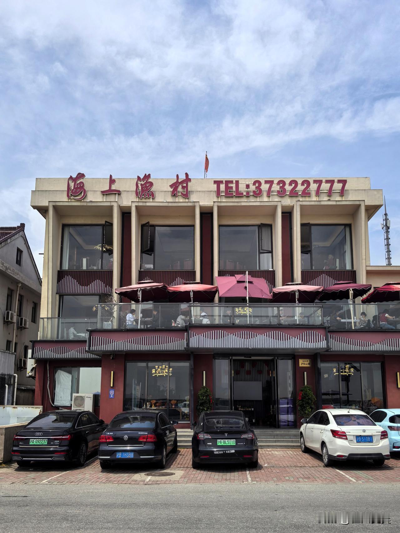 五一假期眼看快要过完了，前几天我可一直在家躺平，哪儿也没去。三号晚上突然接老友电
