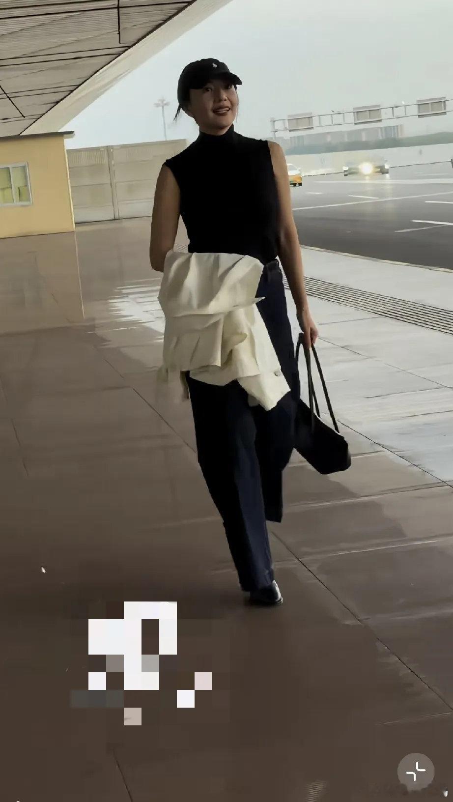 高圆圆独自现身北京机场，穿的那双粗跟皮鞋特别有中年女性的味道，她有年龄感了，对粉丝挺好的，始终面带微