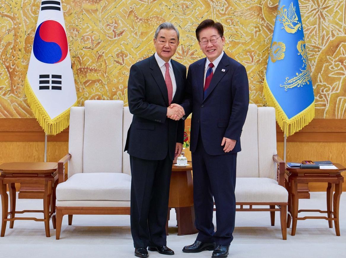 王毅刚在首尔谈完“回暖”，韩国两位议员的访华资格，却突然没了。王毅此次访韩的行程