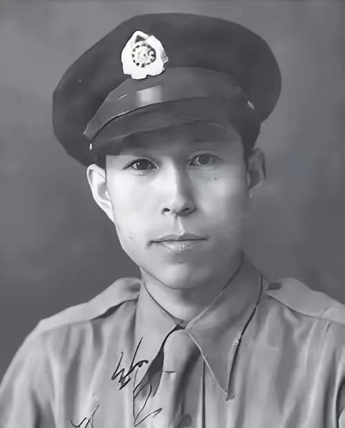 1944年，飞行员王光复在成功炸毁日军军列后，正准备返航，途中路过日军机场时，意