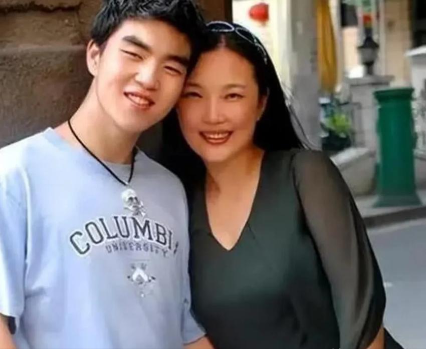 1988年，武汉一女教师，新婚后不久怀孕，不料，孩子刚出生，丈夫竟然脸色大变说“