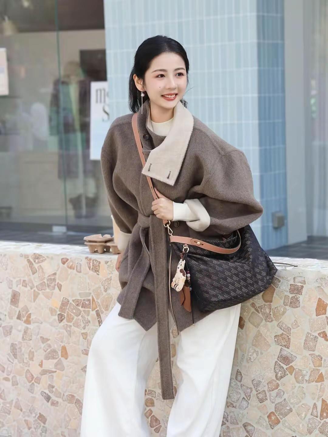 别总想着改变对方，先管好自己。你要是太阳，自然能照亮别人；你要是蜡烛，别指望照亮