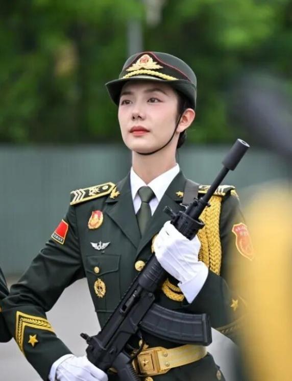 年仅24岁的浙江绍兴姑娘徐晨雁，凭借一身过硬仪仗硬功惊艳全网！ 这位2020