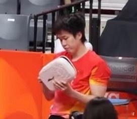 楚钦这胳膊肿成什么样了都……心疼死，怪不得莎莎叫了三次让任姐帮忙拿包[笑着哭]​