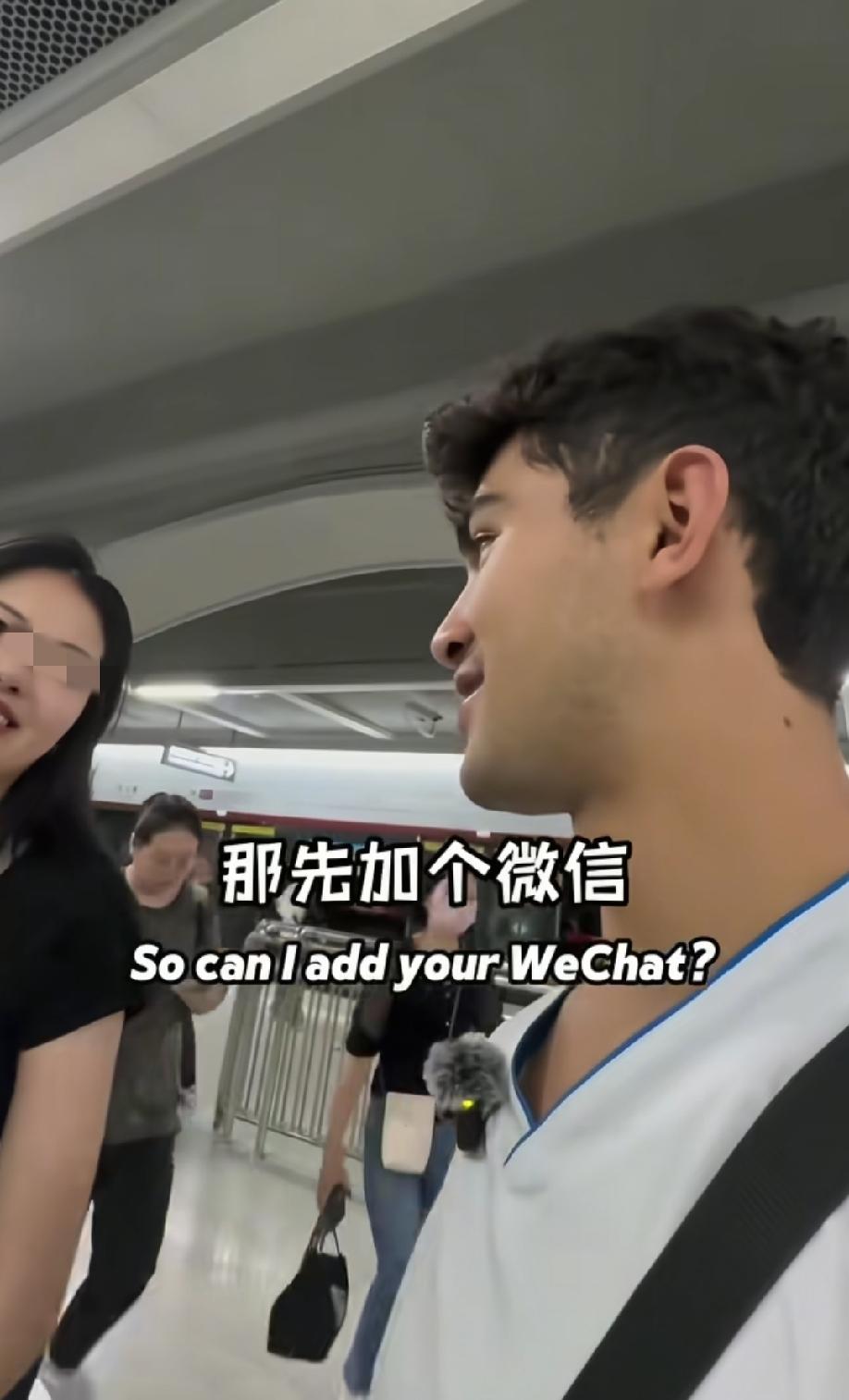 又一位英国博主来中国旅游拍视频搭讪美女，不过貌似这位美女比较矜持，不像西安那位一