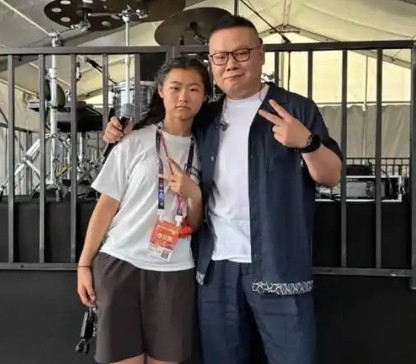 小岳岳这么漂亮的老婆也没能改变他家的基因，男人的基因太强大了，看来女生还是得找帅