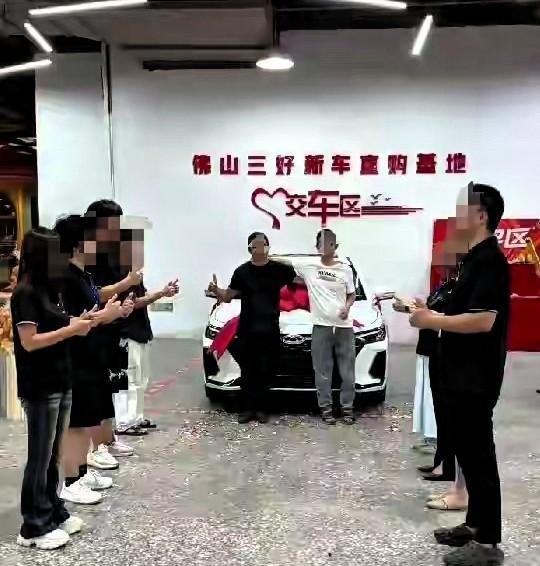 一当又一当，当当不一样！广东汕头，一男子花10.5万买了辆奇瑞艾瑞泽8，他签下合