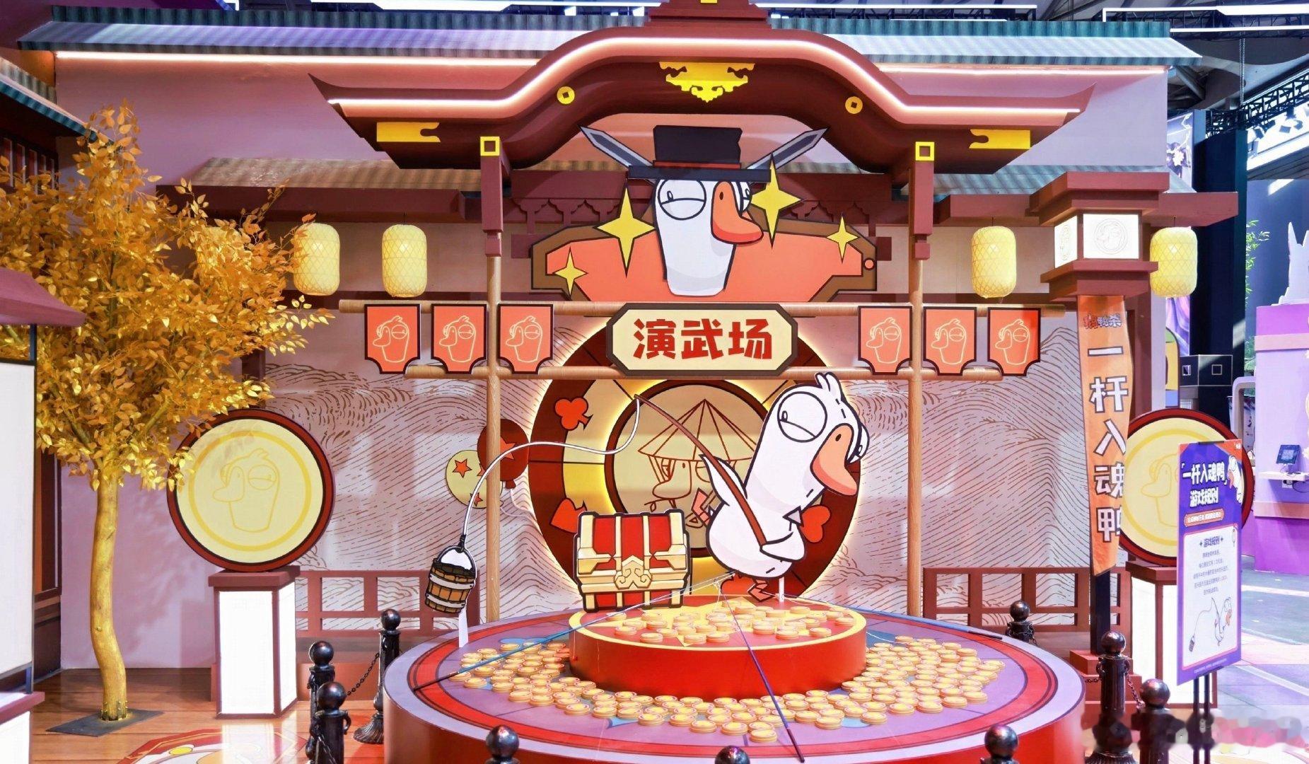 上海CJ展混进了武林高手侠客和游戏展台同框，画风看着冲突，实际意外的和谐，今年C