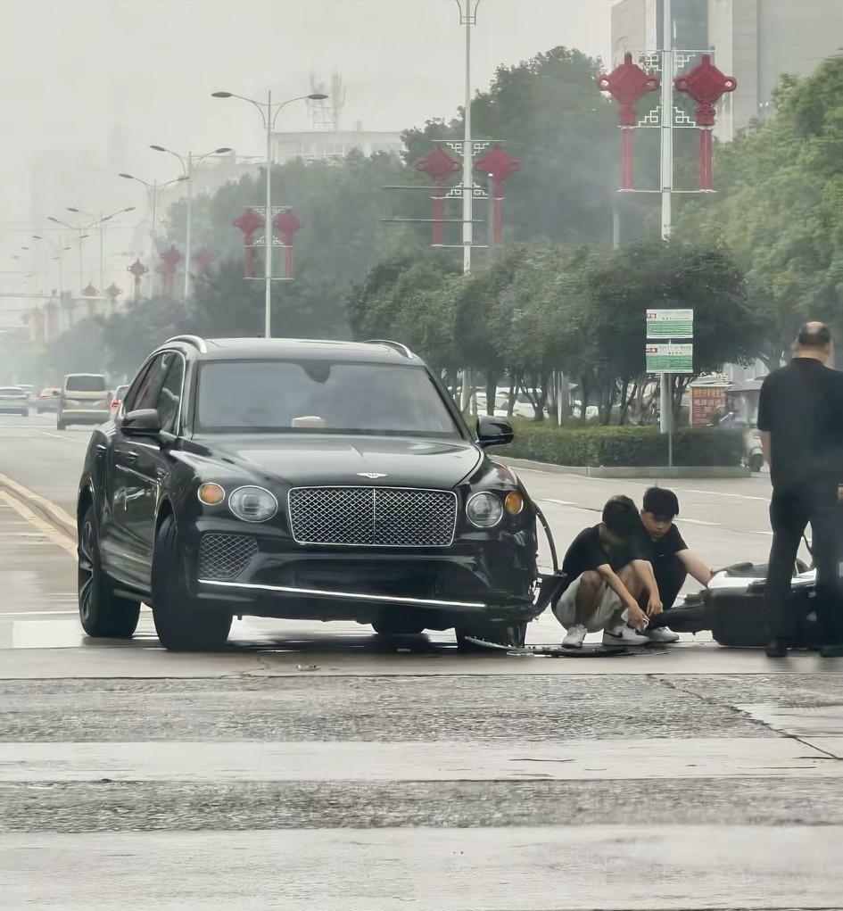 宾利与九号电动车相撞，后车行车监控流出，责任一目了然。8月31日，河南信阳，一
