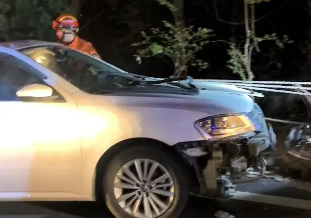 赔百万！洛阳一家四口自驾游遭山体落石砸车，丈夫当场死亡，家属索赔百万！河南洛