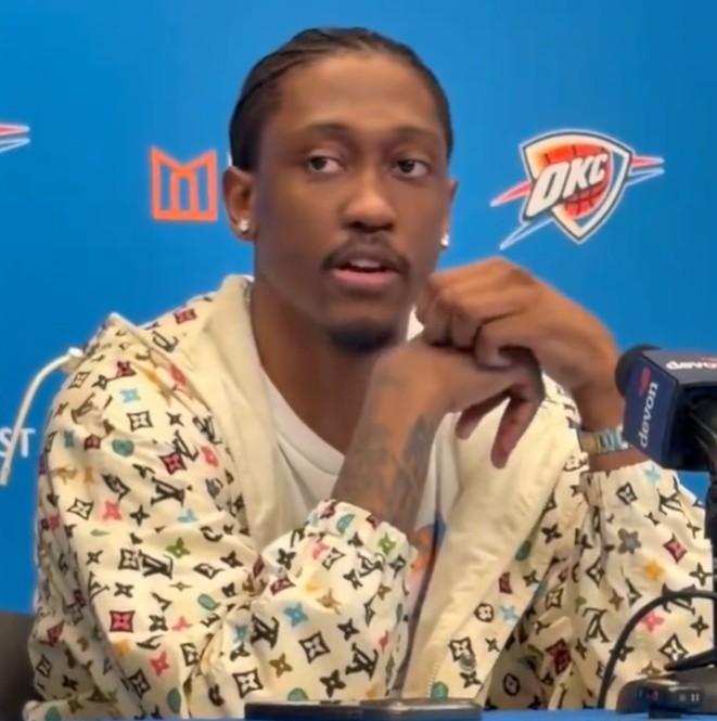 故意把球碰出界！杰威谈东契奇受伤：“我当时故意把球碰出界。”“想给他点时