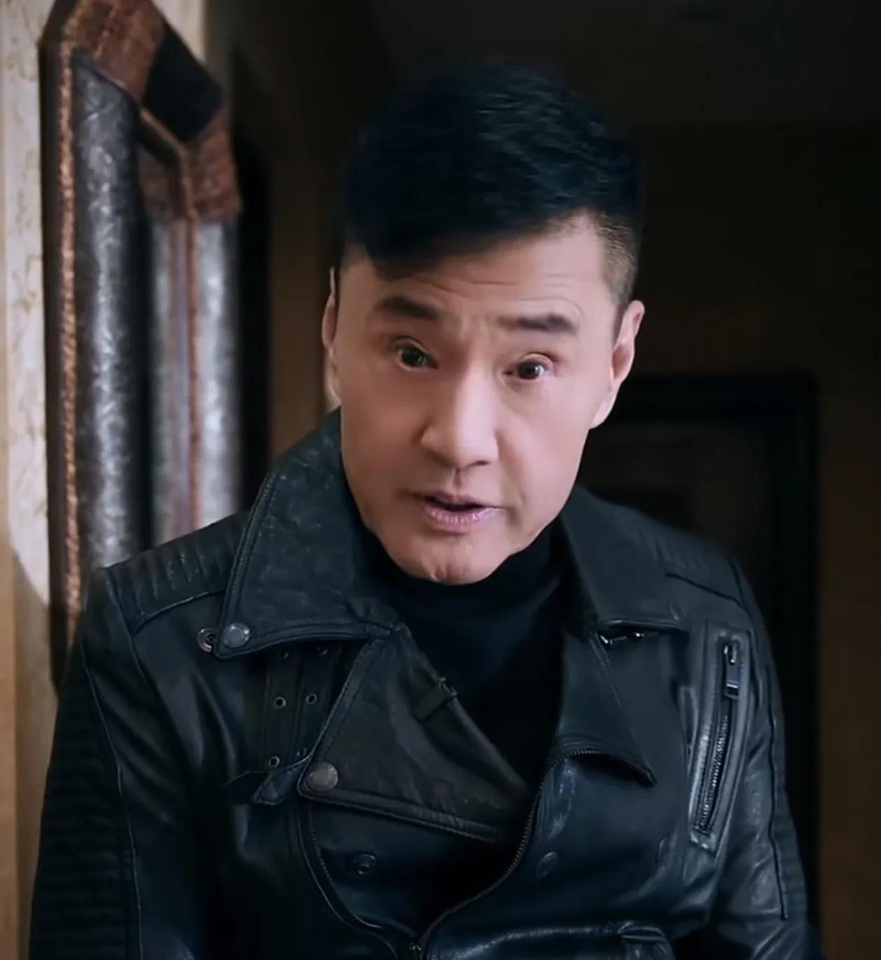 演员于荣光说：“我的母亲是个大学生，她受过高等教育，她是学会计的，长的也很漂亮，