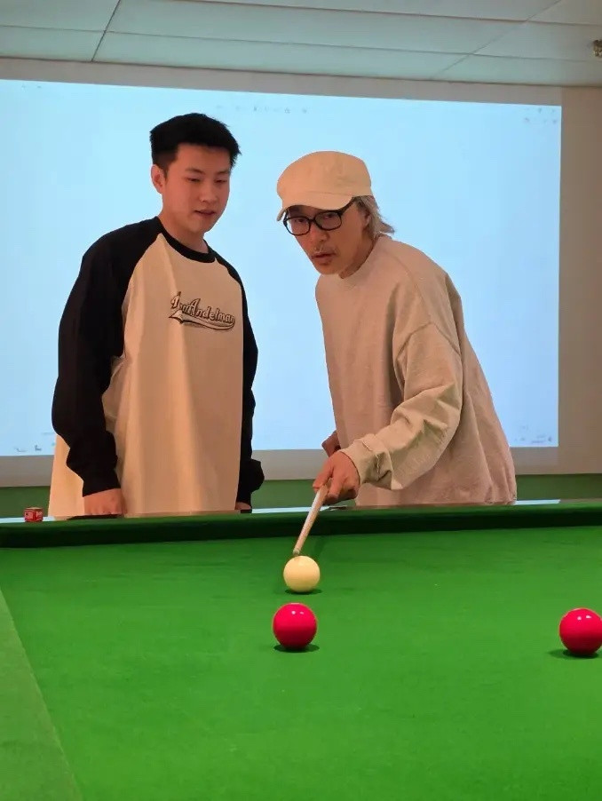 周星驰晒出了与赵心童的合照，他配文道：“在不同類型的運動方面，我一向都很樂意教導