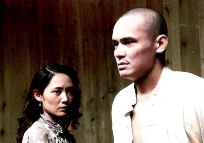 1965年的一天，大土匪覃国卿正搂着堂婶睡觉，不料堂叔突然回到家中，见到眼前一幕