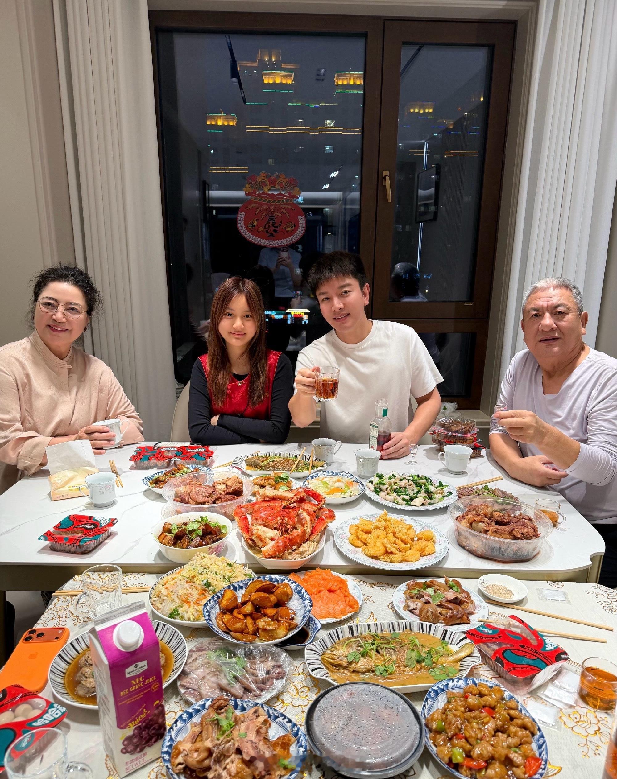 甜馨跟爸爸爷爷奶奶一起过年看贾乃亮家年夜饭给我看饿了！帝王蟹、三文鱼、大肘子、