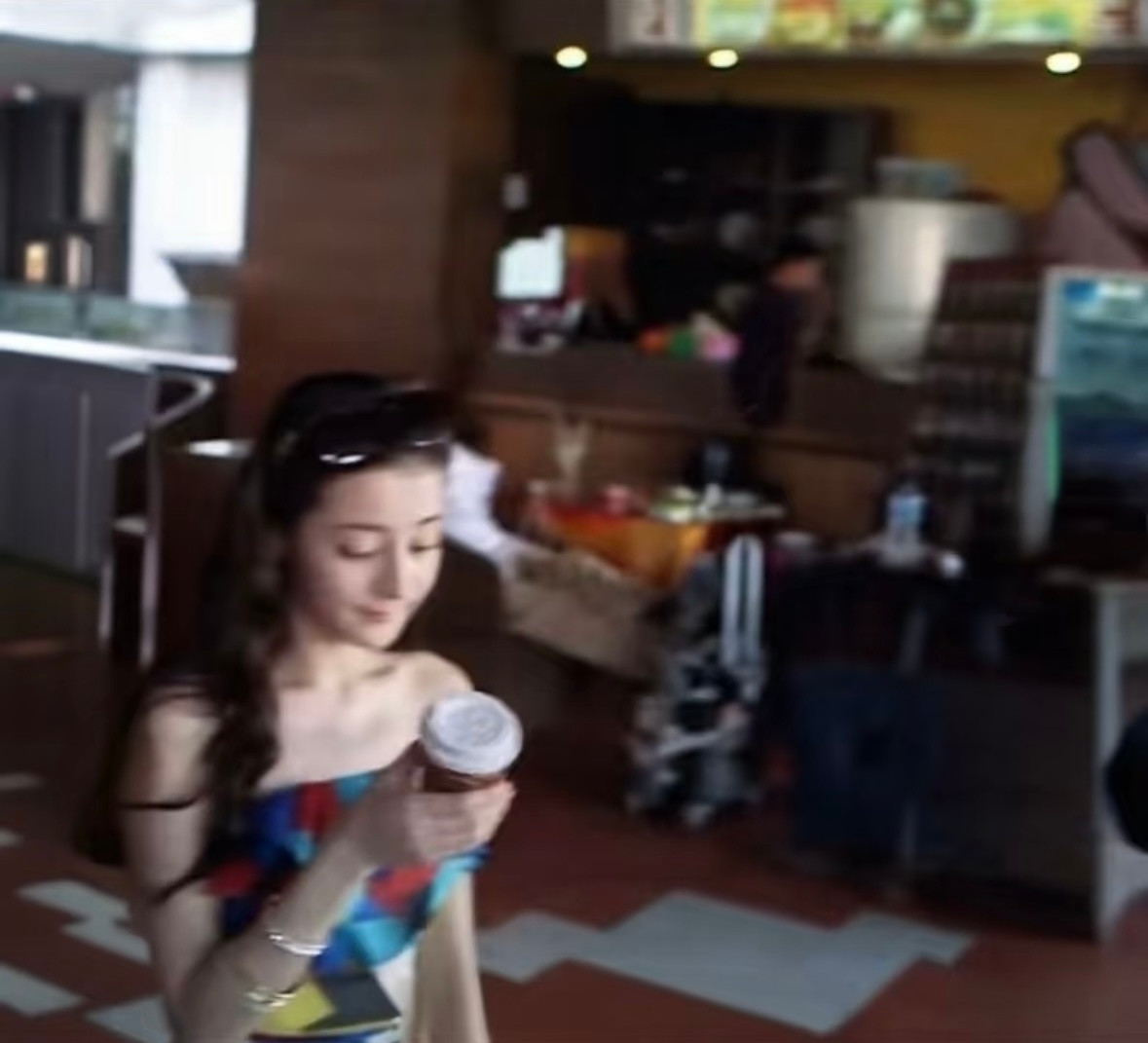 如果能这样像一块薄荷糖一样轻盈骨感跃动我会很喜欢夏天的