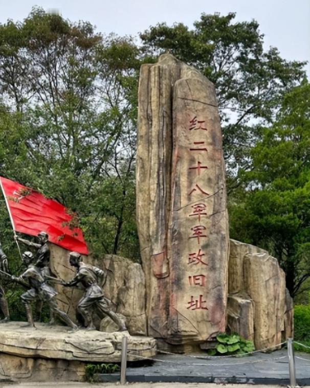 1936年，一位农村的老妇挎着篮子上山采野果子充饥，意外发现一群苍蝇盘旋，她仔