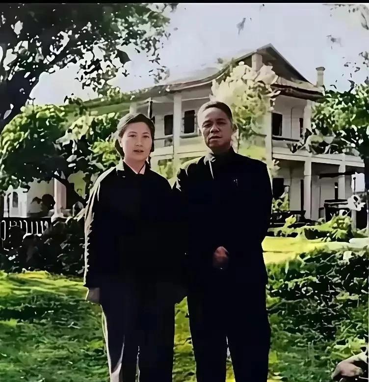 1970年，福州军区司令员韩先楚与夫人刘芷并肩而立，留下了这张珍贵合照。时年50