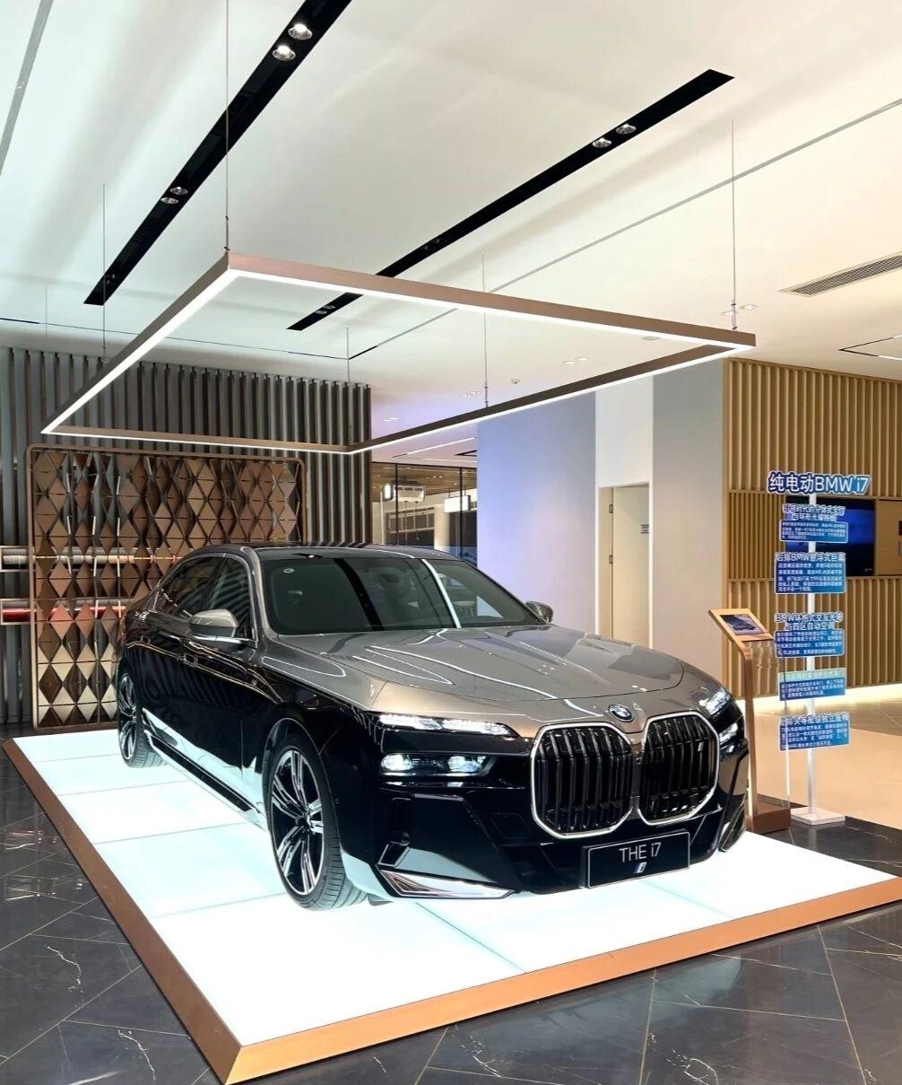 宝马i7狂降30万，雅阁跌到13万！2026开年这波降价，真能省出一台车说实话，