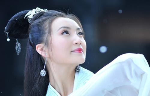 曹操斩杀吕布了之后，就带兵士闯入吕布住处进行抄家，随后在房内发现了貂蝉。担心身体
