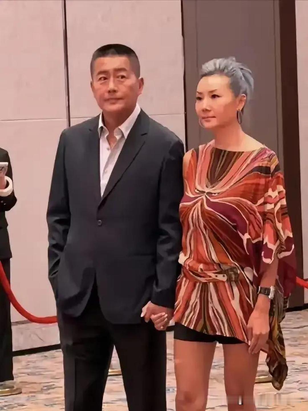 高曙光的妻子王玲比江珊小十多岁，年龄上是小，但皮肤黑，黯淡无光泽，眼神无光，不管