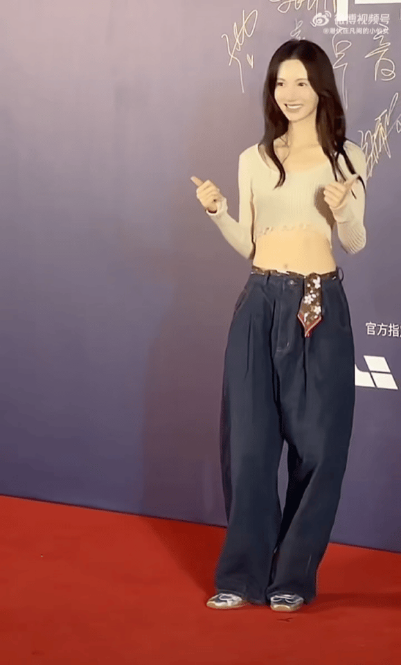 没人通知金晨这是红毯吗金晨这套休闲装打扮，确实是有点素有点随意了，不过还是很美