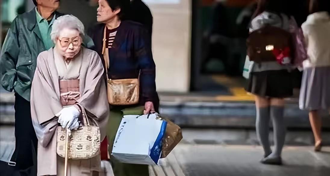 毁掉一个国家不一定非得打仗，这次中国牢牢抓住了日本的命脉，大家都清楚，现在的日本
