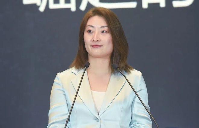 宗馥莉当年换掉王力宏，哪是单纯嫌他老了。当年他爹宗庆后攥着娃哈哈的广告权，王力宏